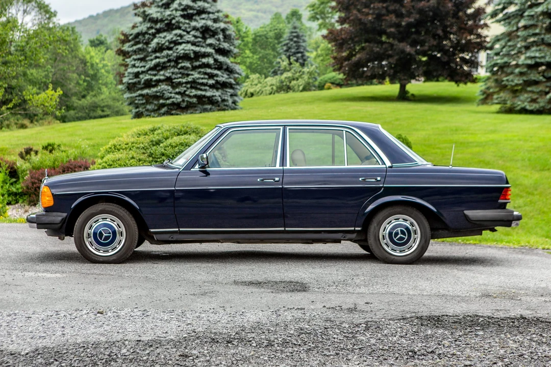 1982 Mercedes-Benz W123 Sedan - Image 8 of 31