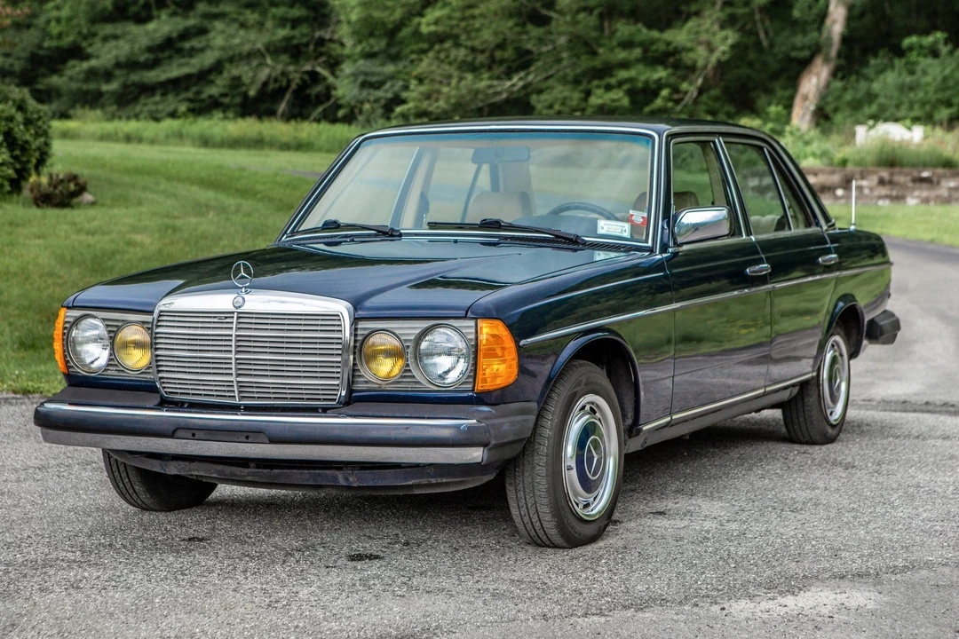 1982 Mercedes-Benz W123 Sedan - Image 2 of 31