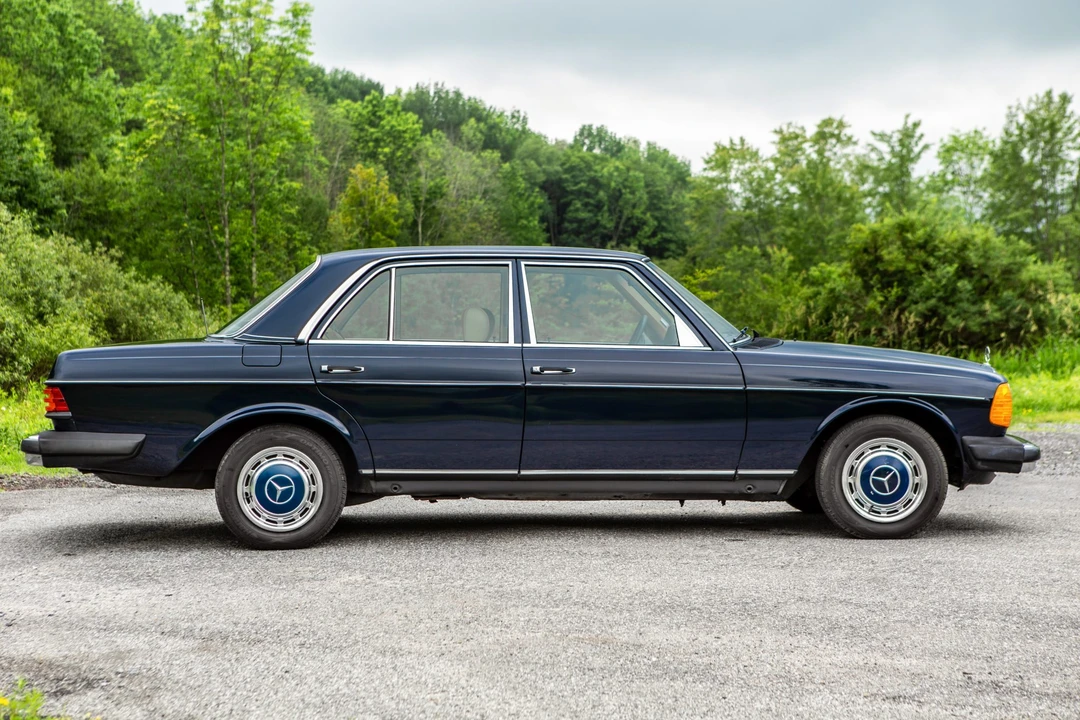 1982 Mercedes-Benz W123 Sedan - Image 4 of 31