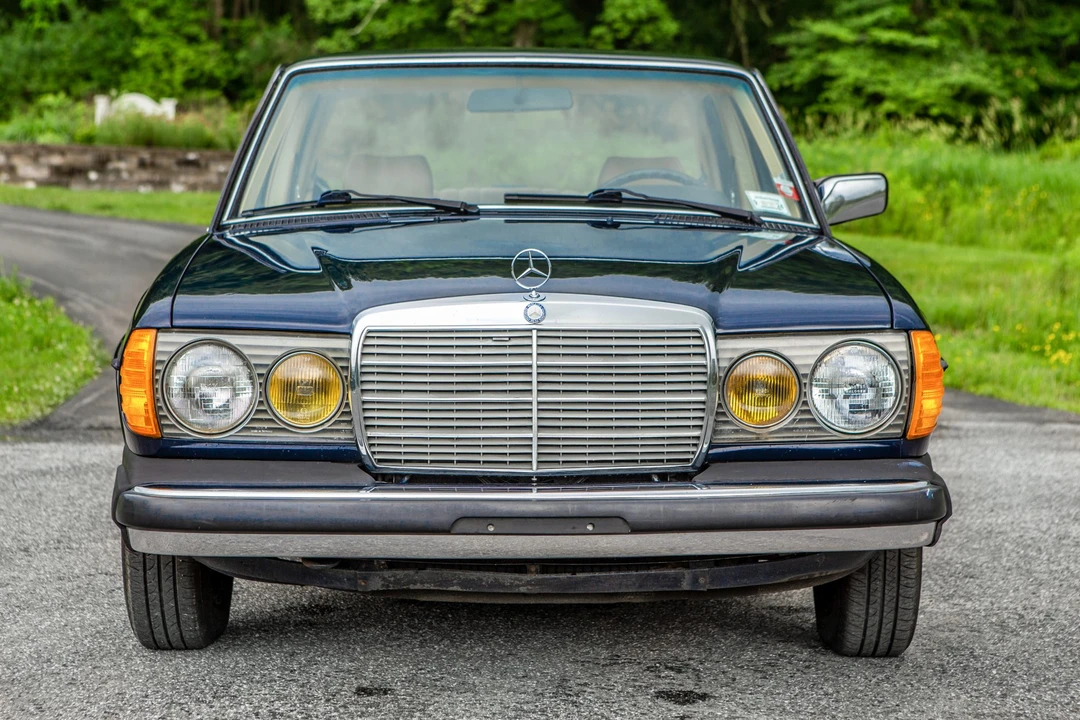 1982 Mercedes-Benz W123 Sedan - Image 3 of 31