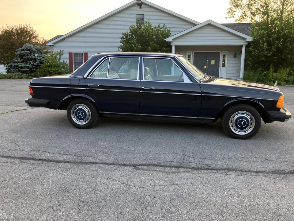 1982 Mercedes-Benz W123 Sedan - Image 20 of 31