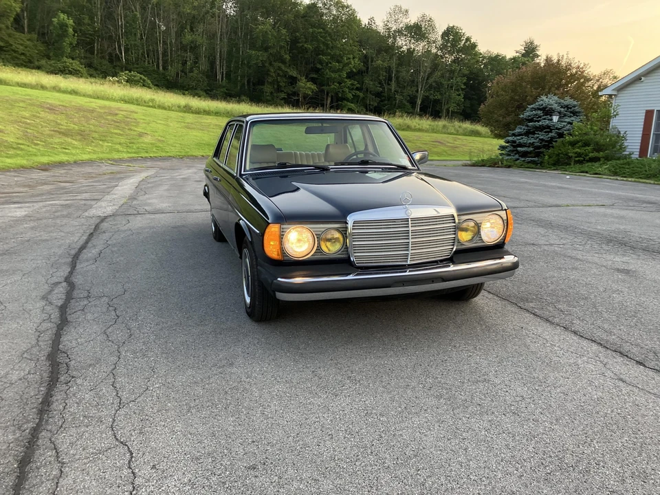 1982 Mercedes-Benz W123 Sedan - Image 14 of 31