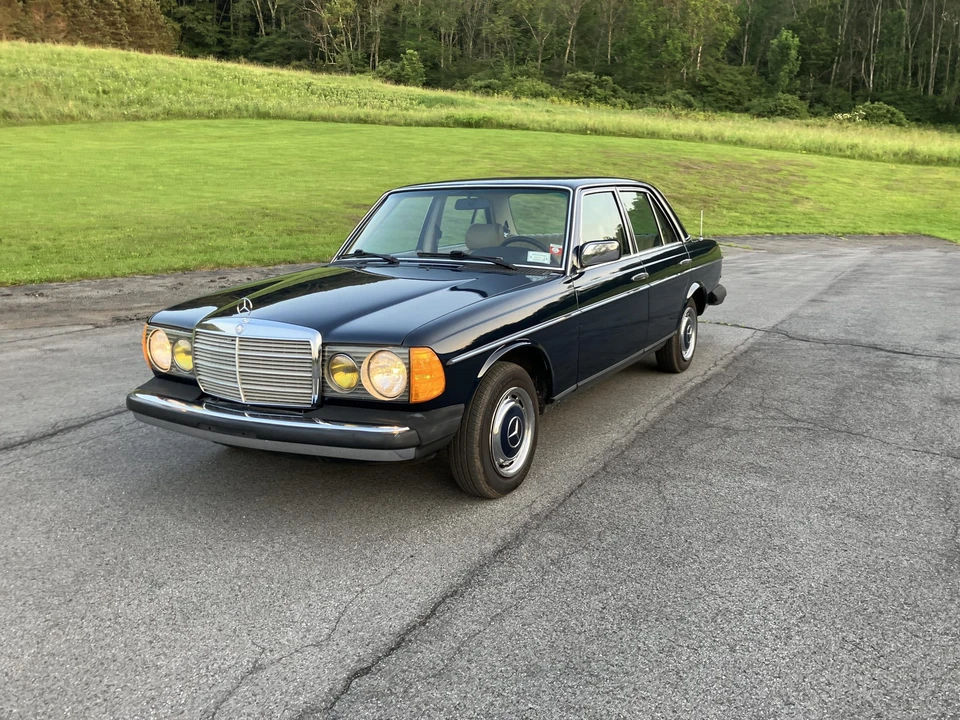 1982 Mercedes-Benz W123 Sedan - Image 10 of 31
