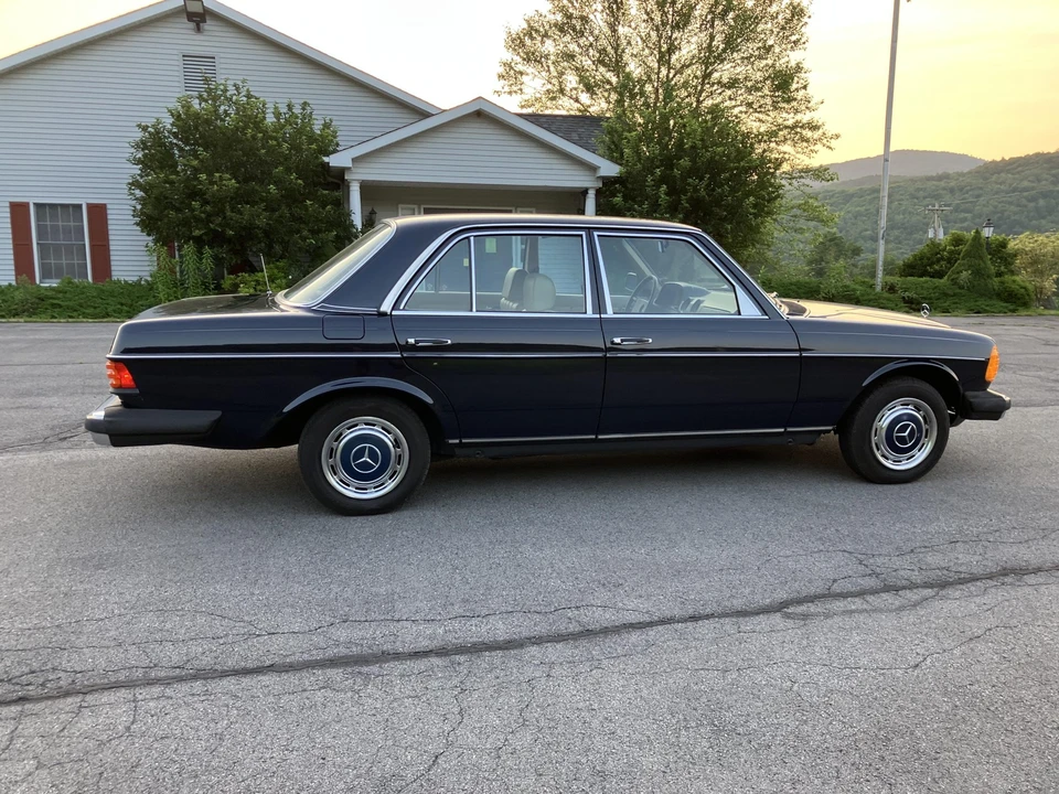 1982 Mercedes-Benz W123 Sedan - Image 22 of 31