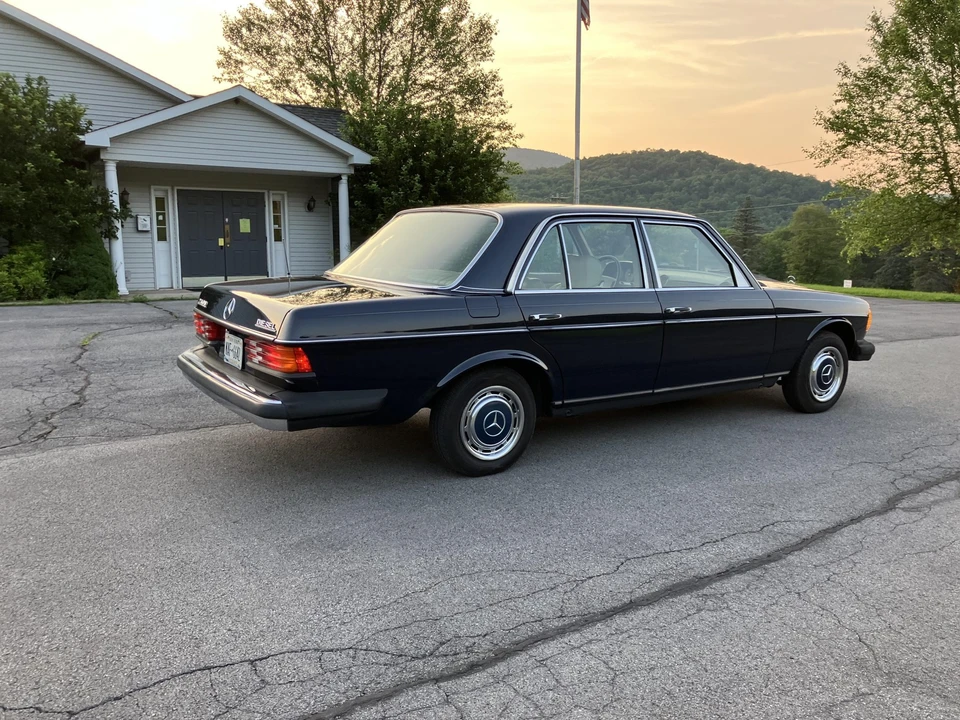 1982 Mercedes-Benz W123 Sedan - Image 24 of 31
