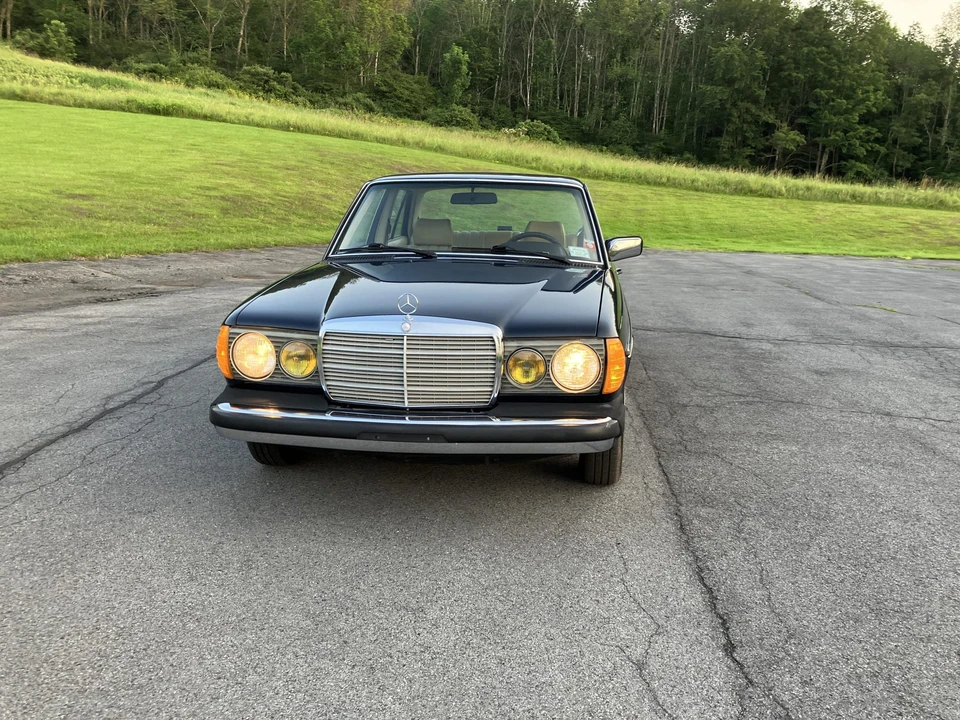 1982 Mercedes-Benz W123 Sedan - Image 12 of 31