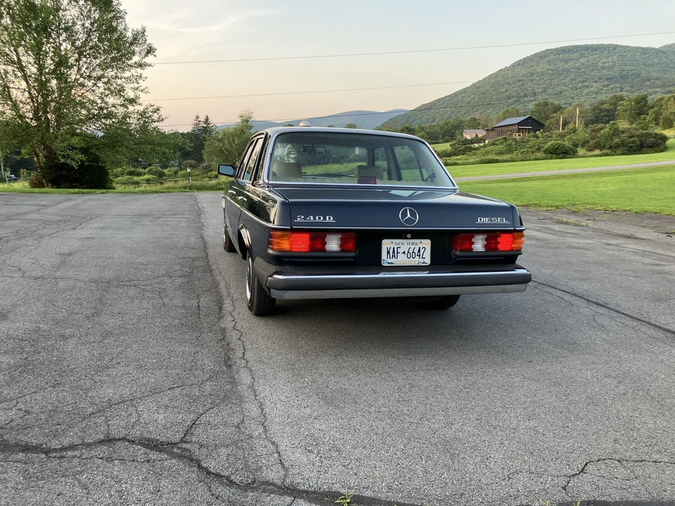 1982 Mercedes-Benz W123 Sedan - Image 29 of 31