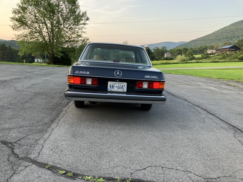 1982 Mercedes-Benz W123 Sedan - Image 28 of 31