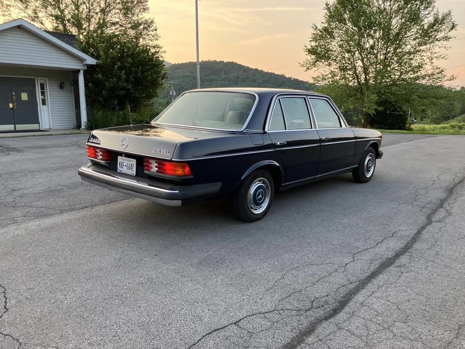 1982 Mercedes-Benz W123 Sedan - Image 25 of 31