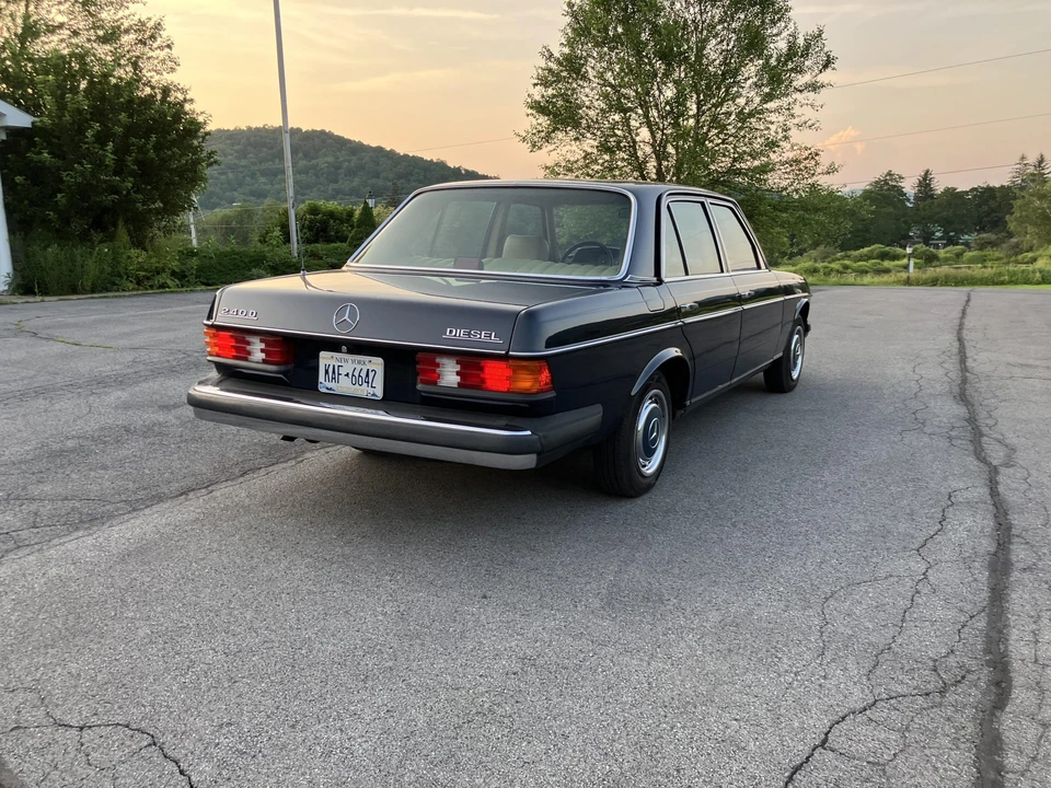 1982 Mercedes-Benz W123 Sedan - Image 27 of 31