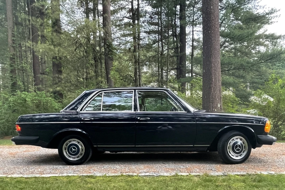 1982 Mercedes-Benz W123 Sedan - Image 12 of 31
