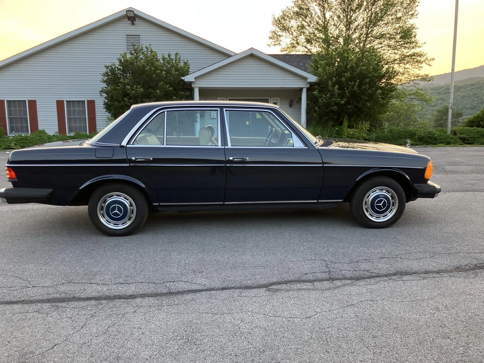 1982 Mercedes-Benz W123 Sedan - Image 21 of 31
