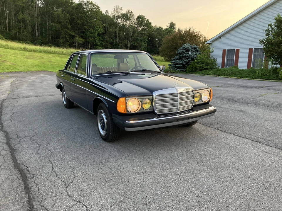 1982 Mercedes-Benz W123 Sedan - Image 15 of 31