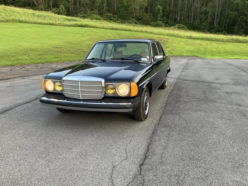 1982 Mercedes-Benz W123 Sedan - Image 11 of 31