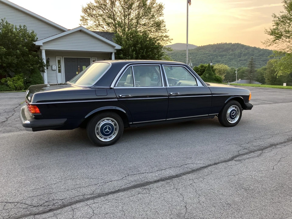 1982 Mercedes-Benz W123 Sedan - Image 23 of 31