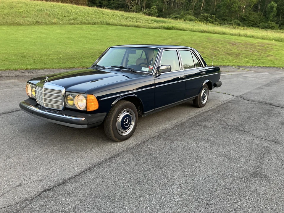 1982 Mercedes-Benz W123 Sedan - Image 9 of 31