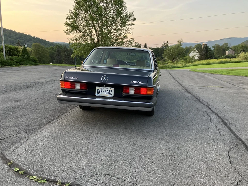 1982 Mercedes-Benz W123 Sedan - Image 26 of 31