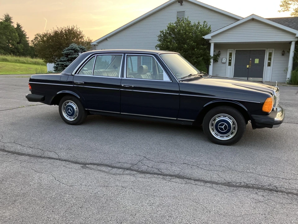 1982 Mercedes-Benz W123 Sedan - Image 19 of 31