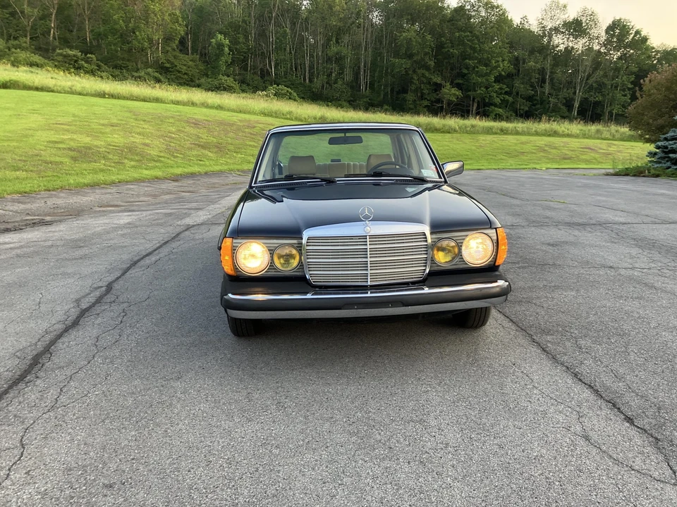 1982 Mercedes-Benz W123 Sedan - Image 13 of 31