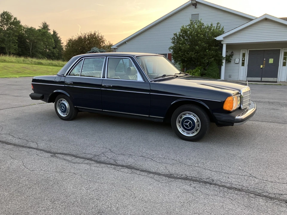1982 Mercedes-Benz W123 Sedan - Image 18 of 31