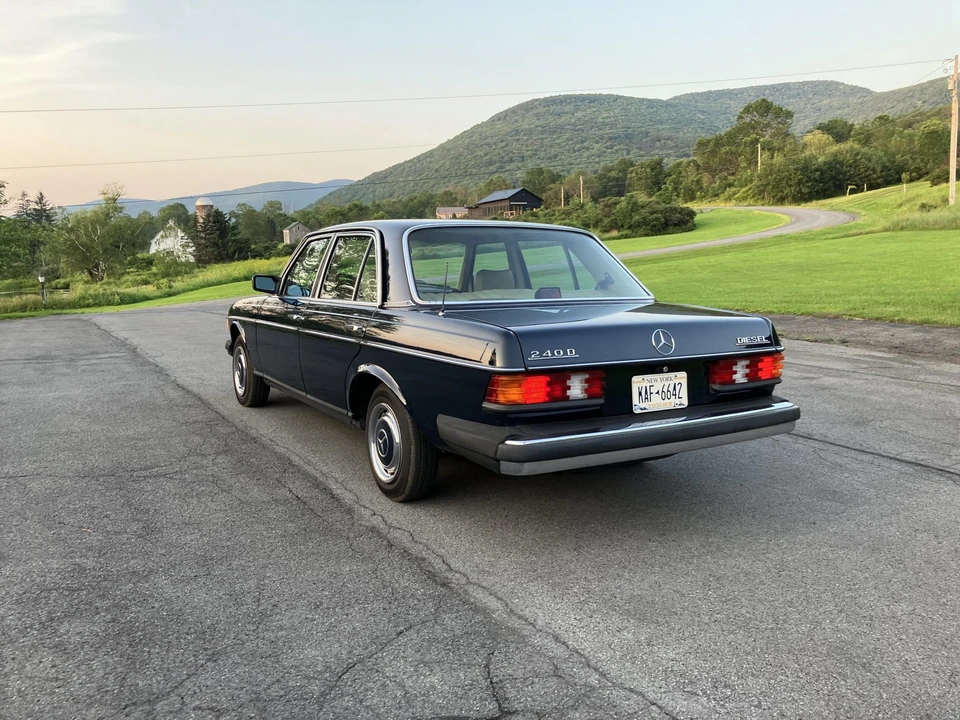 1982 Mercedes-Benz W123 Sedan - Image 30 of 31