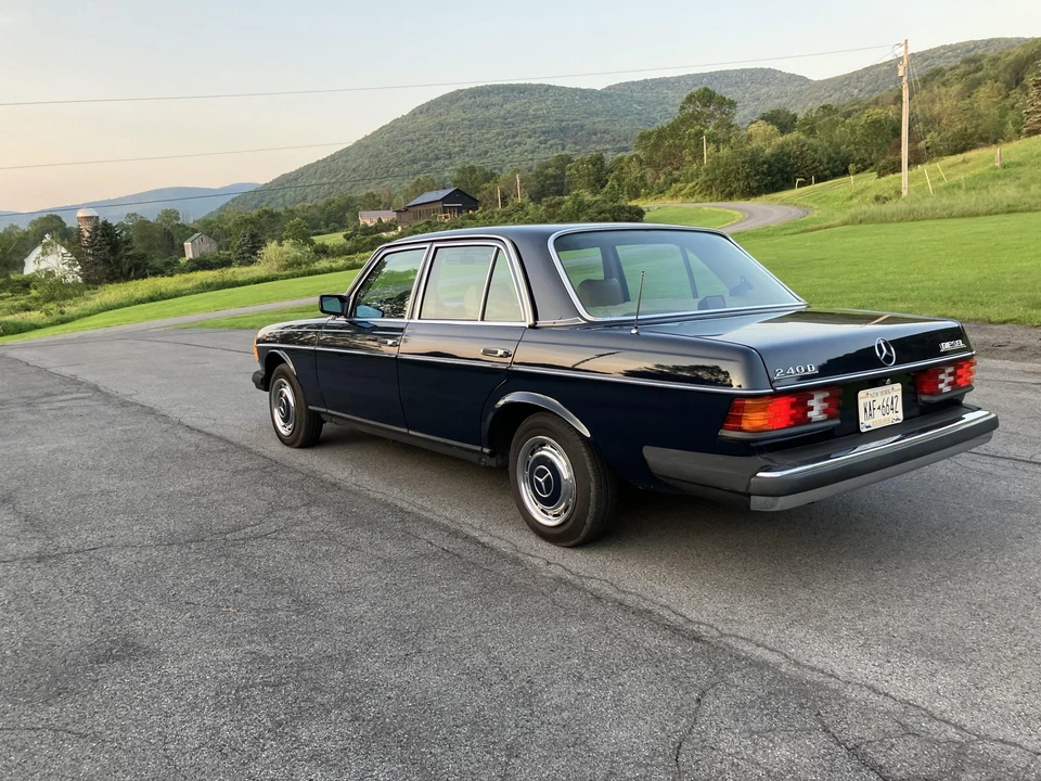 1982 Mercedes-Benz W123 Sedan - Image 31 of 31