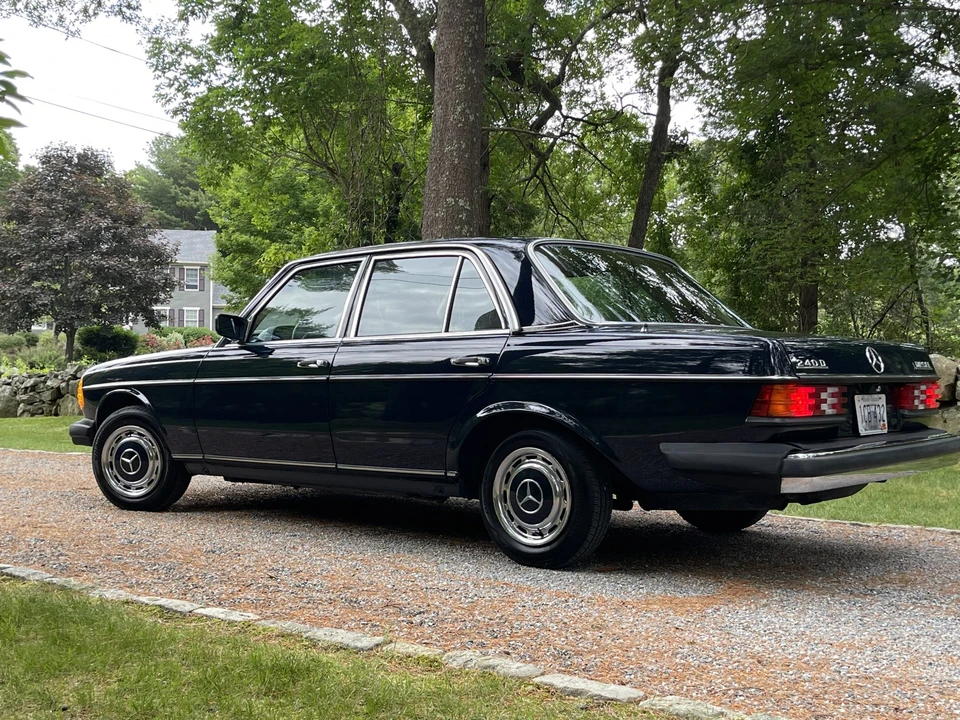 1982 Mercedes-Benz W123 Sedan - Image 8 of 31