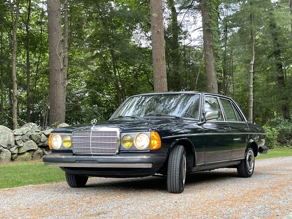 1982 Mercedes-Benz W123 Sedan - Image 2 of 31
