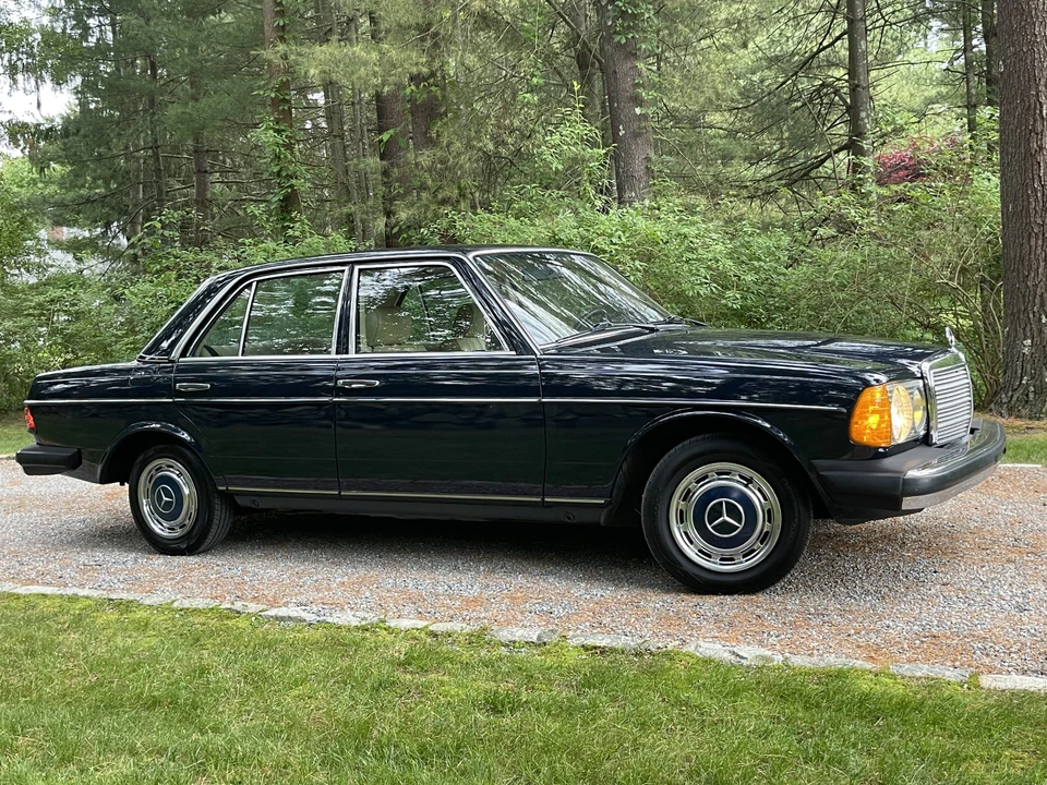 1982 Mercedes-Benz W123 Sedan - Image 13 of 31