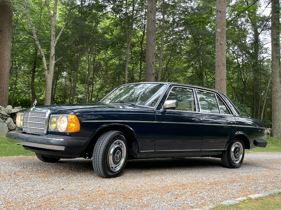 1982 Mercedes-Benz W123 Sedan - Image 5 of 31