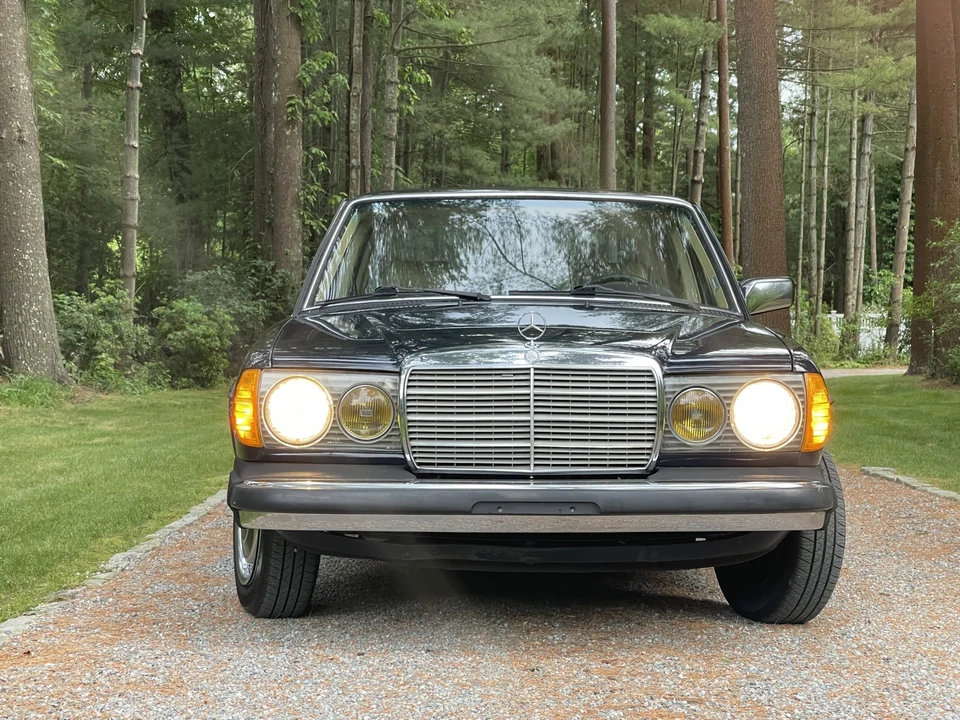 1982 Mercedes-Benz W123 Sedan - Image 14 of 31