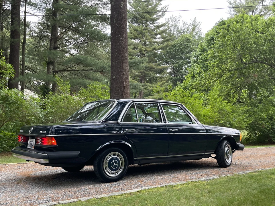 1982 Mercedes-Benz W123 Sedan - Image 11 of 31