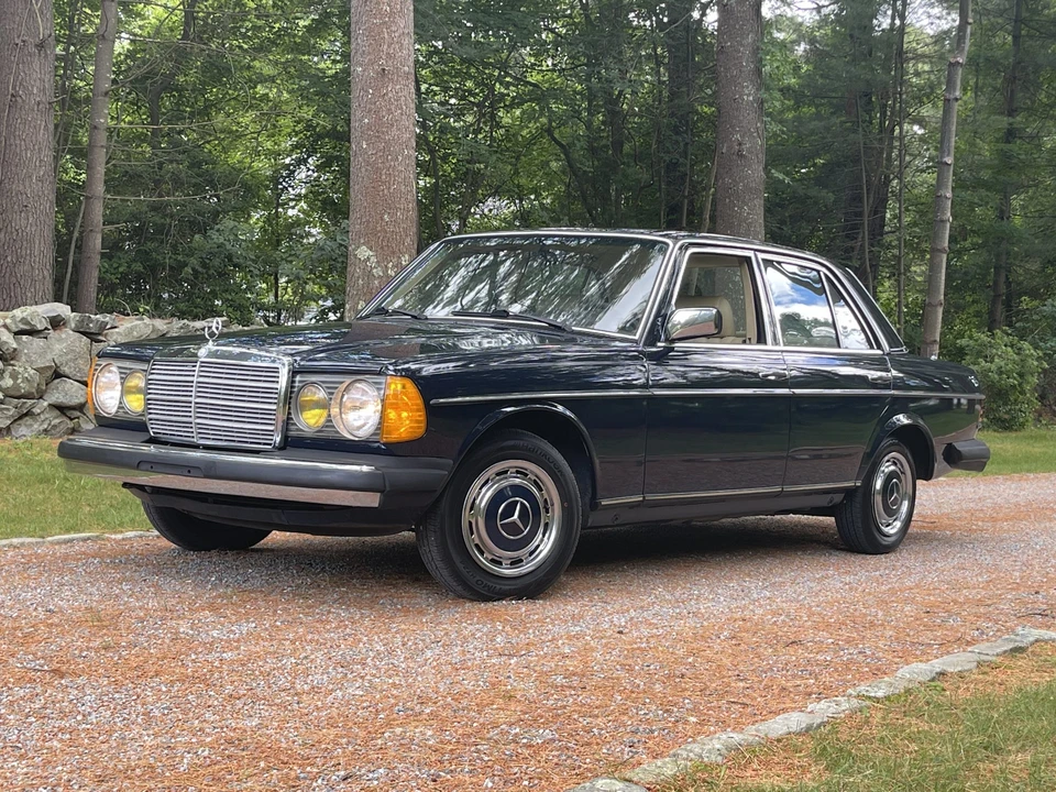 1982 Mercedes-Benz W123 Sedan - Image 4 of 31
