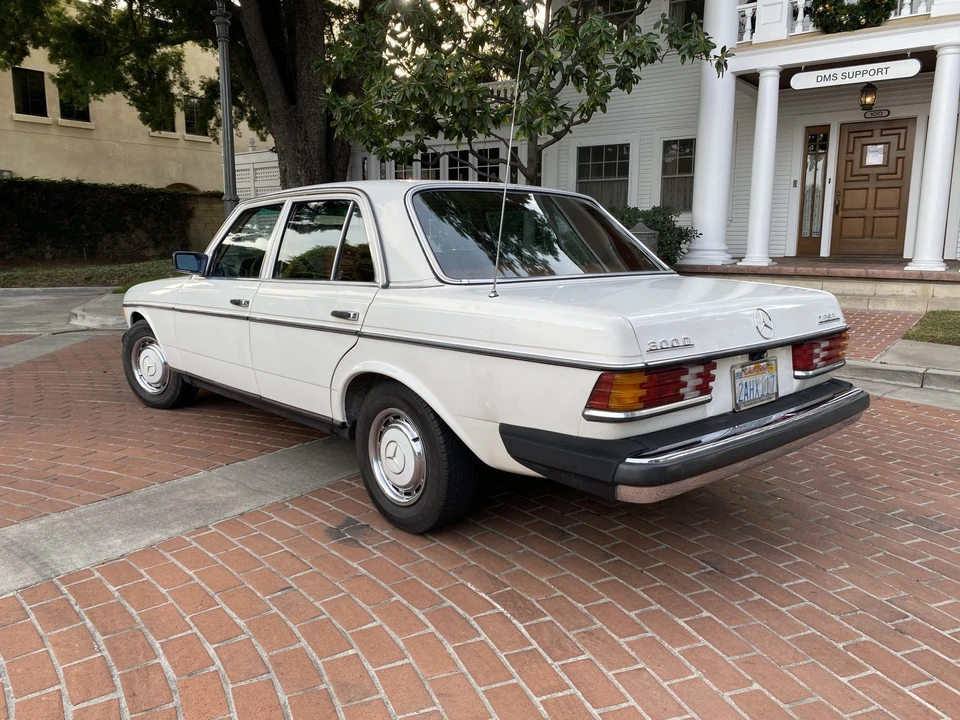 1982 Mercedes-Benz W123 Sedan - Image 5 of 31