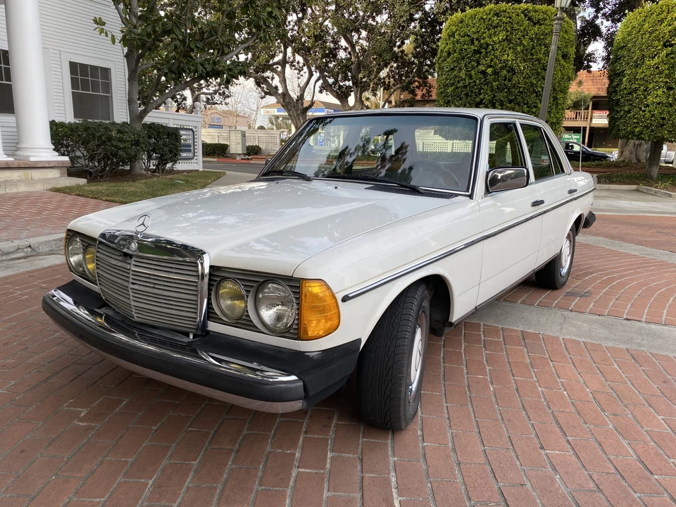 1982 Mercedes-Benz W123 Sedan - Image 4 of 31