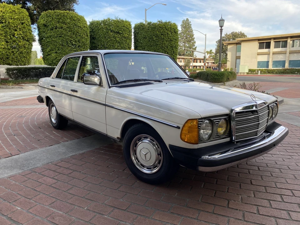 1982 Mercedes-Benz W123 Sedan - Image 2 of 31