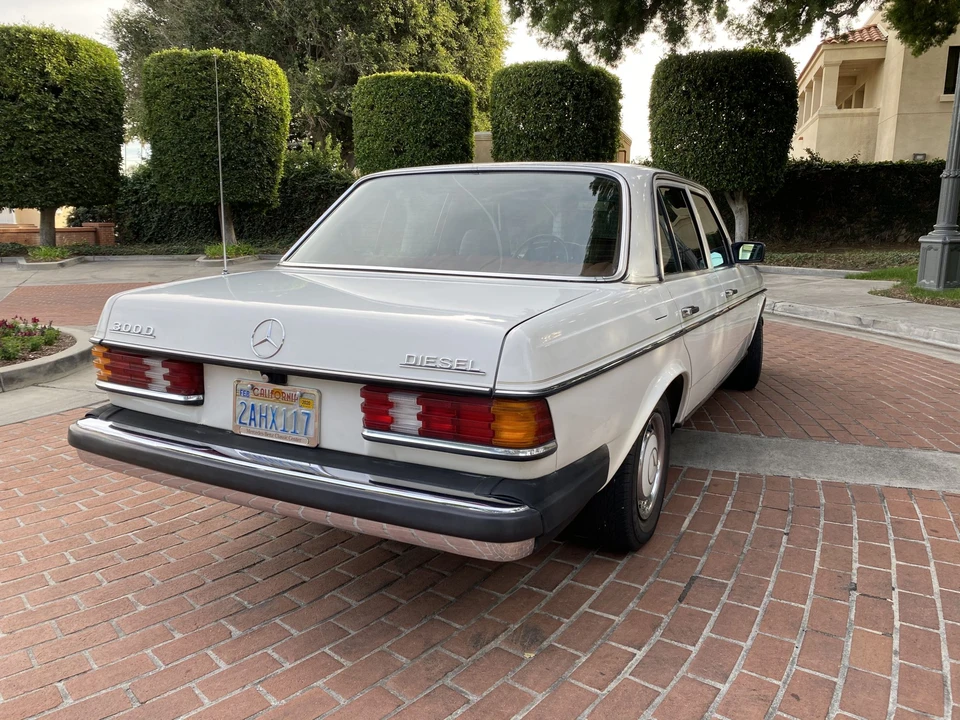 1982 Mercedes-Benz W123 Sedan - Image 7 of 31