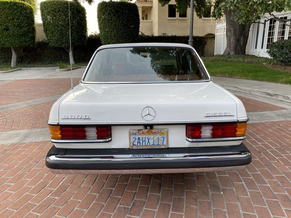 1982 Mercedes-Benz W123 Sedan - Image 6 of 31