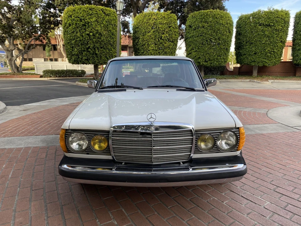 1982 Mercedes-Benz W123 Sedan - Image 3 of 31