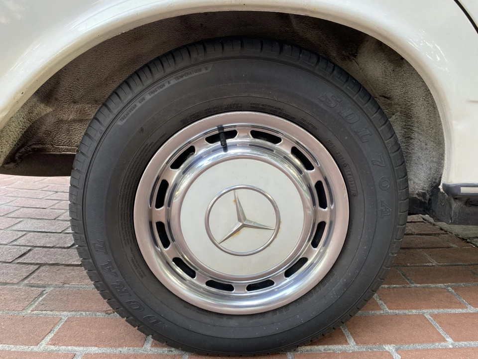 1982 Mercedes-Benz W123 Sedan - Image 17 of 31