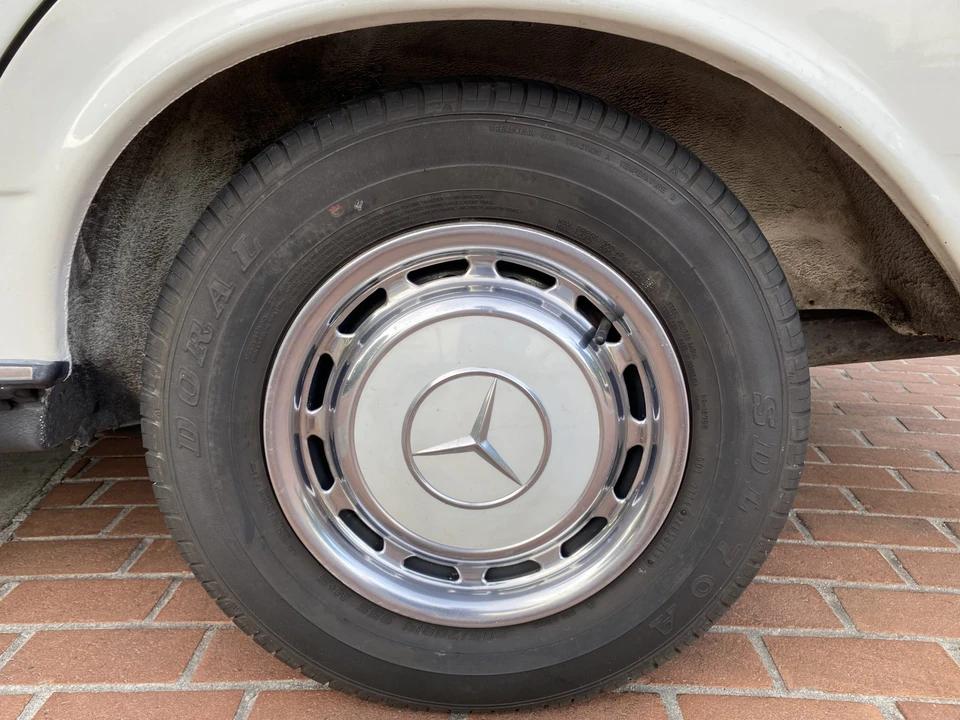 1982 Mercedes-Benz W123 Sedan - Image 16 of 31