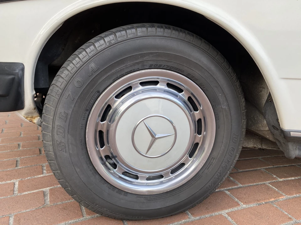 1982 Mercedes-Benz W123 Sedan - Image 15 of 31
