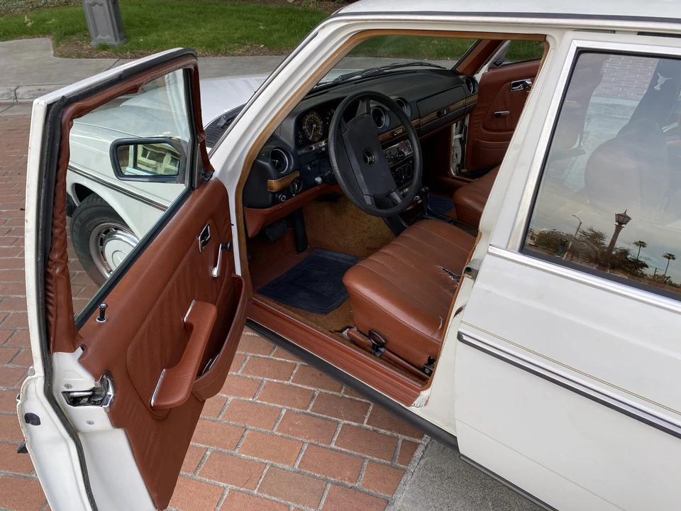 1982 Mercedes-Benz W123 Sedan - Image 30 of 31