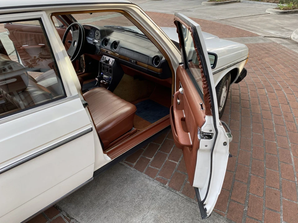 1982 Mercedes-Benz W123 Sedan - Image 31 of 31