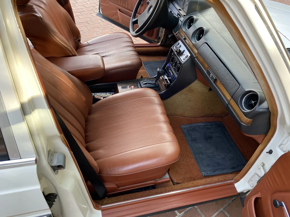 1982 Mercedes-Benz W123 Sedan - Image 20 of 31