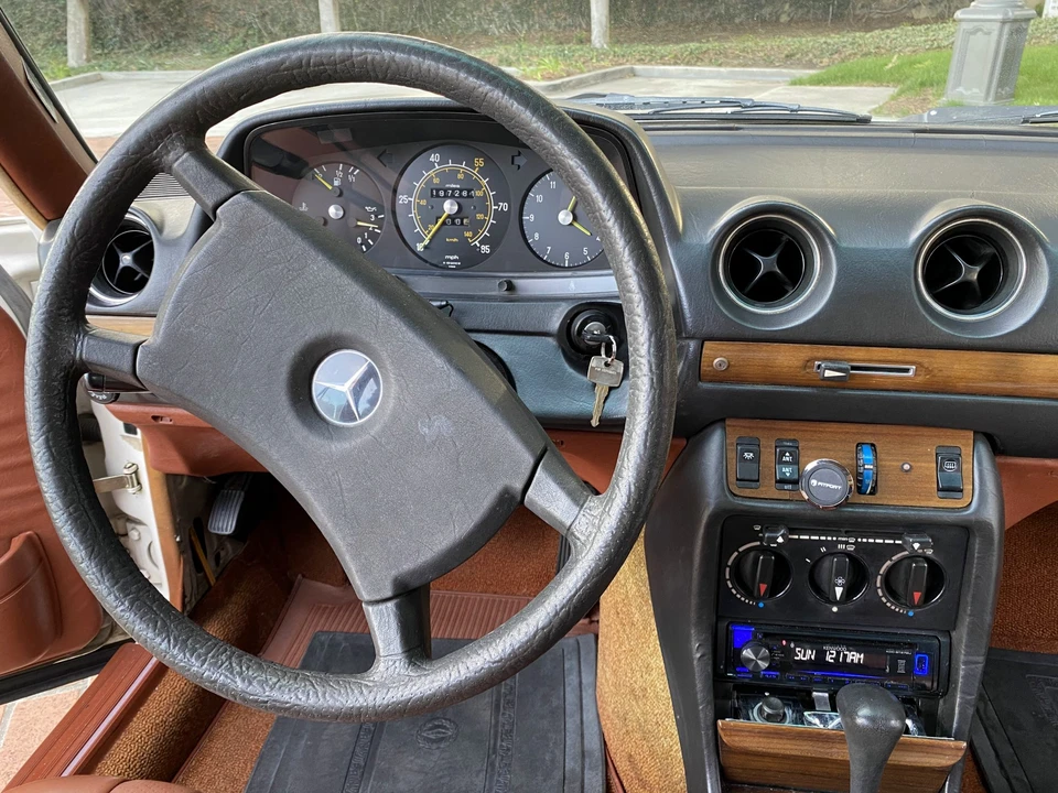 1982 Mercedes-Benz W123 Sedan - Image 24 of 31