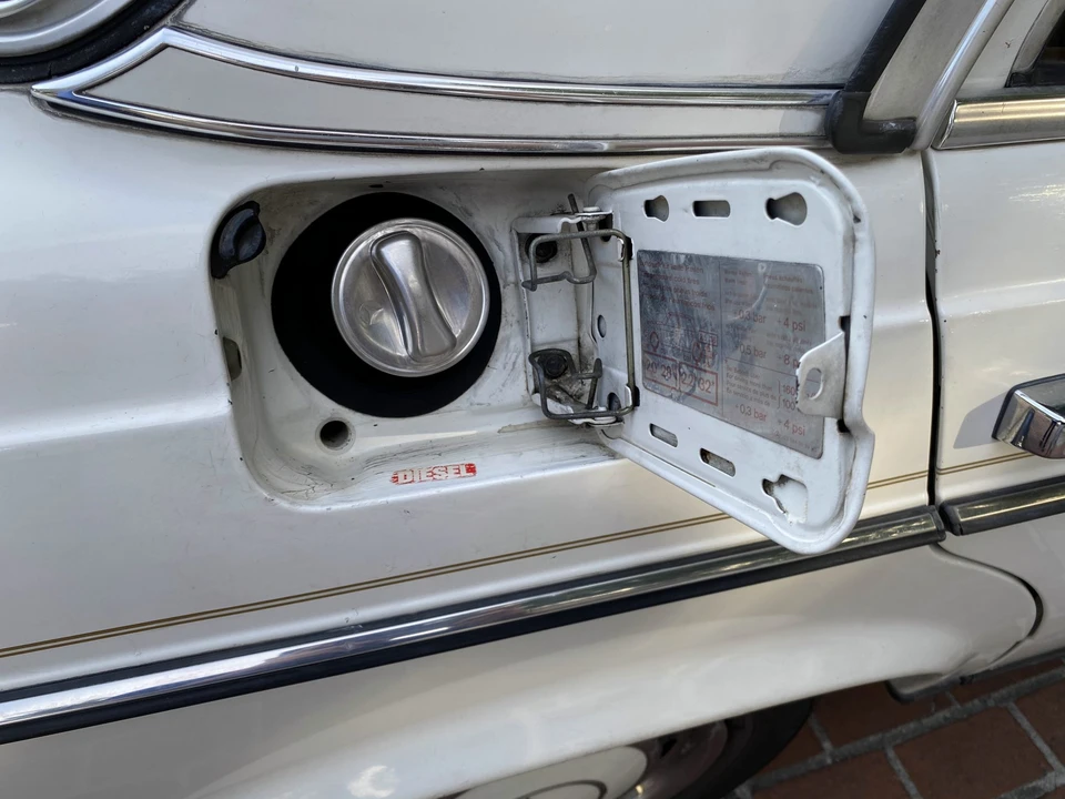 1982 Mercedes-Benz W123 Sedan - Image 14 of 31