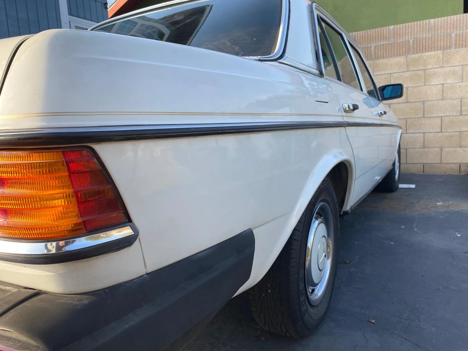 1982 Mercedes-Benz W123 Sedan - Image 10 of 31