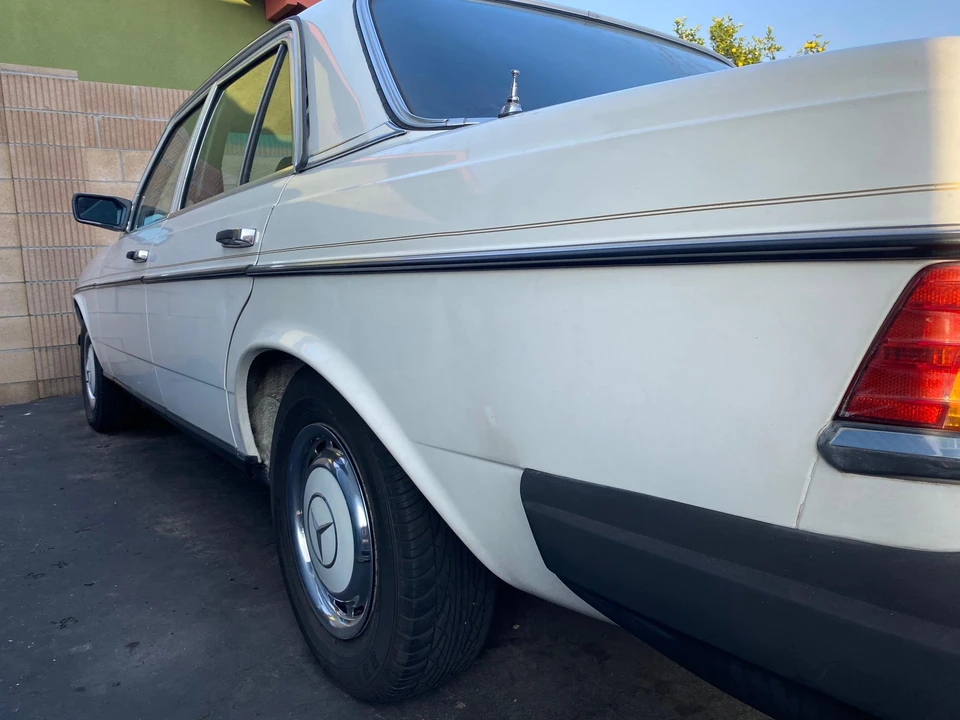 1982 Mercedes-Benz W123 Sedan - Image 11 of 31