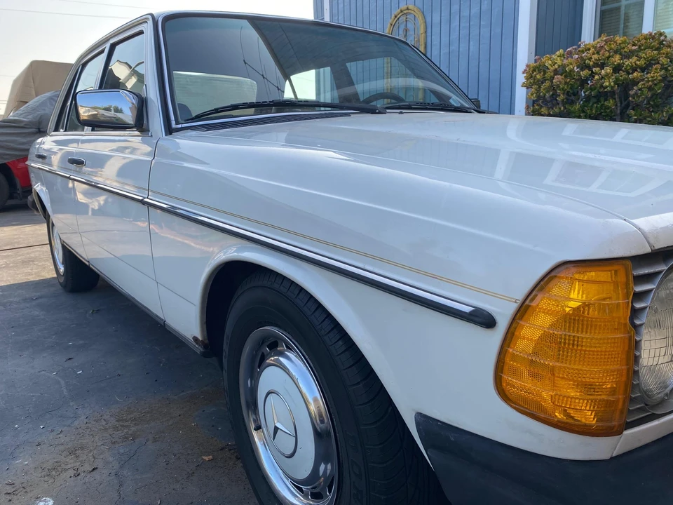1982 Mercedes-Benz W123 Sedan - Image 9 of 31